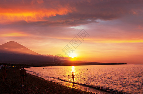 火山阿贡阿米德海滩,巴厘岛,印度尼西亚图片