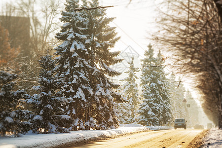 雪地上的汽车城市的冬季道路背景