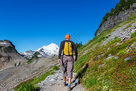 山上徒步旅行的人图片