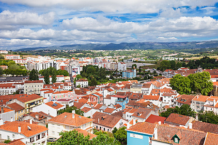 葡萄牙奥斯特分区域阿尔科巴萨镇的鸟瞰图背景图片