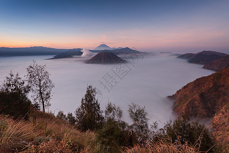 印度尼西亚爪哇岛日出时的溴巴托克塞默鲁火山图片