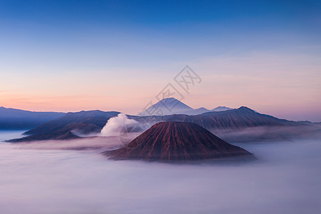 印度尼西亚爪哇岛日出时的溴巴托克塞默鲁火山图片