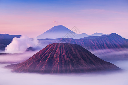 印度尼西亚爪哇岛日出时的溴巴托克塞默鲁火山图片