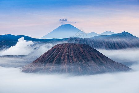 塞梅鲁火山风景印度尼西亚爪哇岛日出时的溴巴托克塞默鲁火山背景