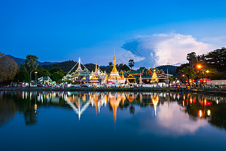 塞里木湖湖与瓦中克拉朗瓦中汉寺庙日落,梅洪儿子,泰国背景