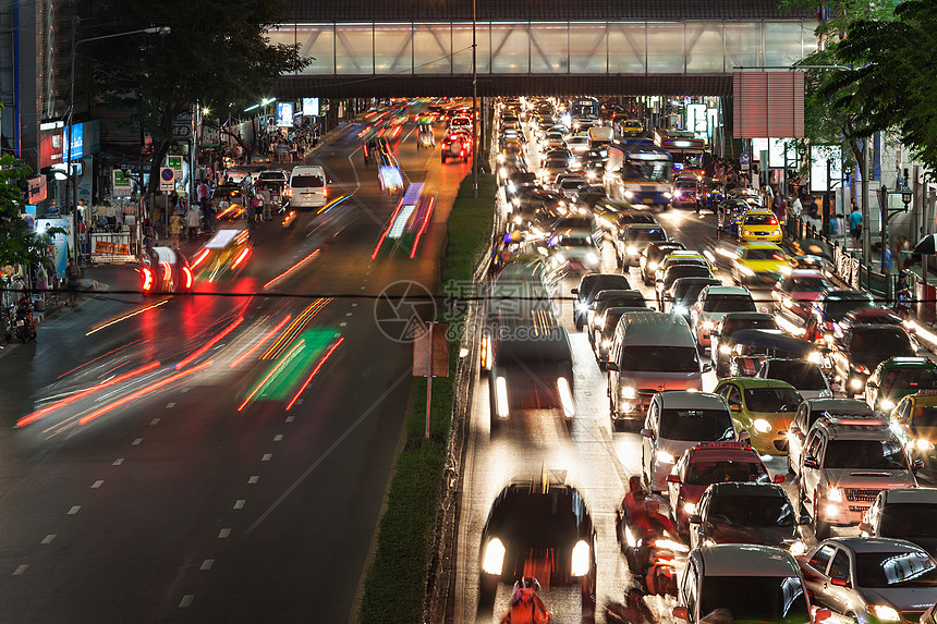 特大城市夜街的交通堵塞图片