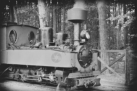 小绿色旧蒸汽机车骑铁轨上图片