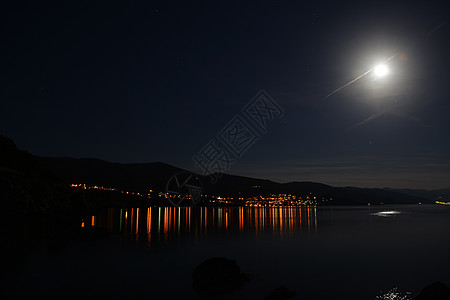 明月照亮海岸度假胜地之夜图片