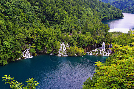 风景如画的湖森林里,高山上瀑布图片