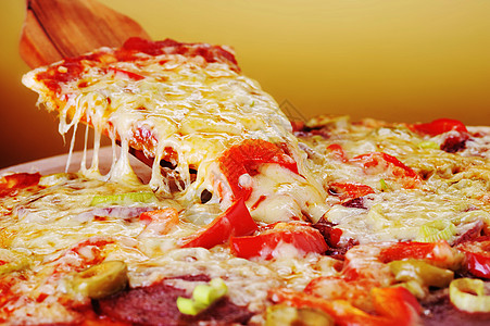 新鲜出炉的比萨饼,配上意大利香肠橄榄辣椒图片