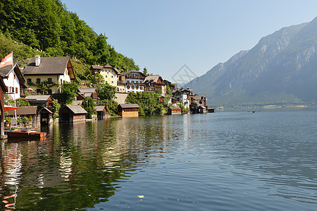 湖岸山脚下的村庄图片