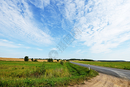 田野天空的乡村道路与云彩图片