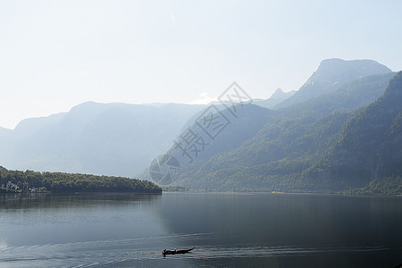 高山上美丽的湖山景图片