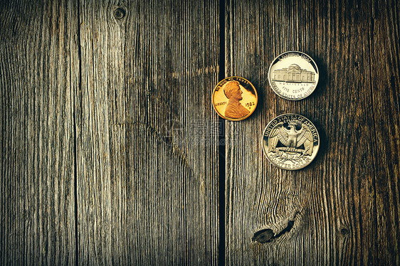 三美分硬币木制背景上图片