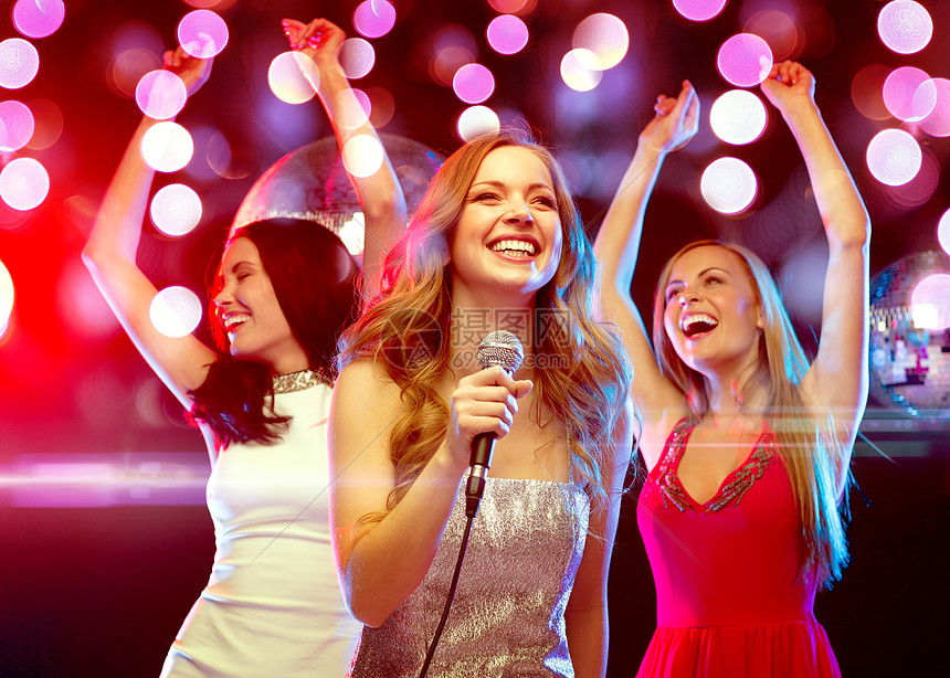 ‘~新,庆祝,朋友,单身派,生日三个穿着晚礼服的表妹跳舞唱歌卡拉OK  ~’ 的图片
