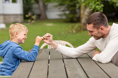 家庭,幸福,世代,家庭人的快乐的父亲儿子户外手臂摔跤图片