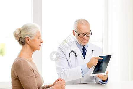 医学,龄,保健人的老年女子医生与平板电脑电脑电脑会议医疗办公室图片