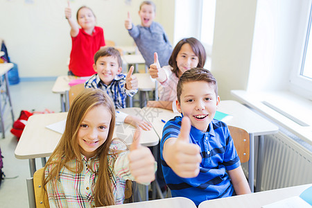 教育,小学,学,手势人的群学生坐教室里竖大拇指背景