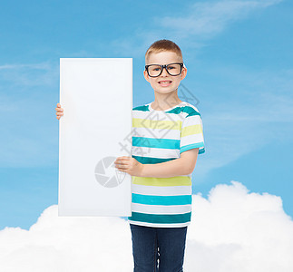 视觉,健康,广告童的微笑的小男孩戴着眼镜,空白板蓝色多云的天空背景上图片