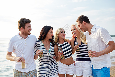夏天,假日,旅游,饮料人的群微笑的朋友,海滩上喝啤酒苹果酒图片