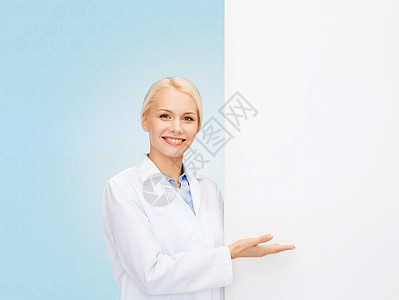 医疗保健,广告,人医学微笑的女医生白色空白板蓝色背景图片