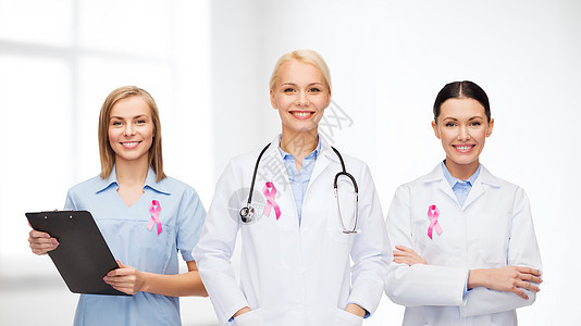 保健医学女医生与粉红色乳腺癌意识丝带图片