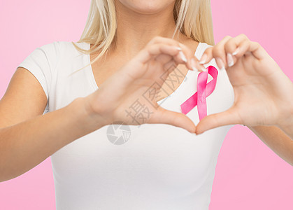 医疗保健,人,慈善,手势医学特写轻妇女的空白白色t恤与乳腺癌意识丝带心形粉红色背景图片