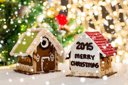 假日,诞节,烘焙糖果美丽的姜饼屋桌子上的灯光背景图片