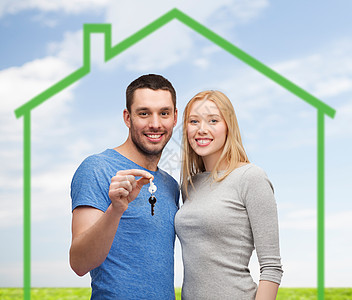 爱,家,人家庭的微笑的夫妇着房子的钥匙绿色的房子蓝天的草地背景图片