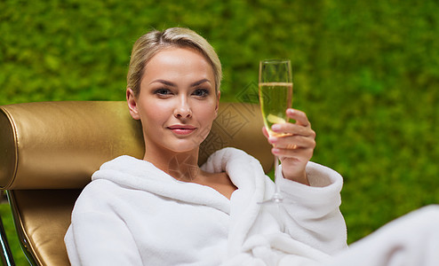 人,美,生活方式,假日放松美丽的轻女人穿着白色浴袍躺躺椅上,水疗中心喝香槟图片