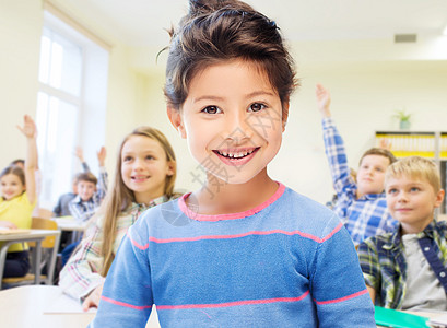 教育,小学儿童小学生女孩的课堂同学背景图片