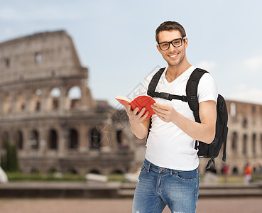 人,旅游,旅游教育快乐的轻人背包书籍旅行竞技场的背景图片