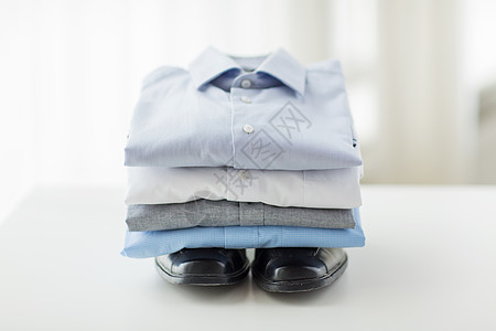 商业,风格,衣服,内务物品的熨烫折叠衬衫正式的鞋子家里的桌子上图片
