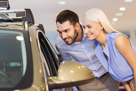 汽车业务,汽车销售,消费主义人们的快乐夫妇购买汽车车展沙龙背景图片