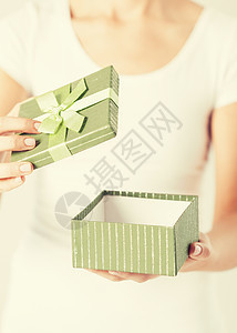女人的手打开礼品盒图片