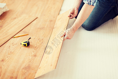 修理,建筑家庭男的手插入木地板图片