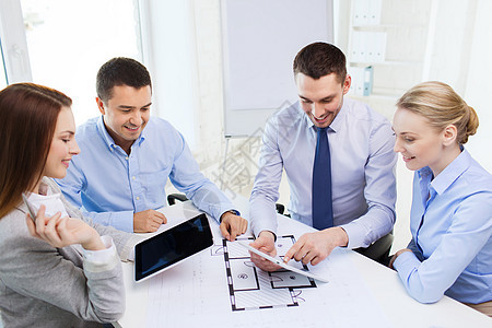 业务,人员技术微笑的业务队与平板电脑蓝图会议办公室图片