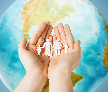 人,人口,慈善生活近距离的人的手握纸家庭地球上蓝色的背景背景图片