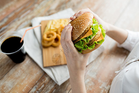 快餐,人健康的饮食靠近女人的手汉堡包奶酪汉堡图片