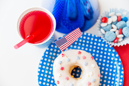 美国独立日,庆祝,主义节日的釉甜甜甜圈与果汁糖果次餐具顶部7月4日聚会图片