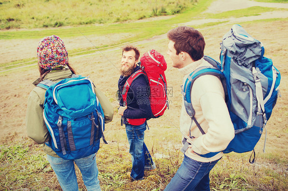 冒险,旅行,旅游,徒步旅行人们的群微笑的朋友背包户外图片