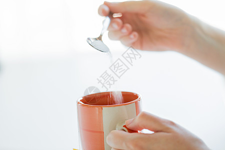 食物,垃圾食品,饮料健康的饮食用勺子把糖加茶杯里图片