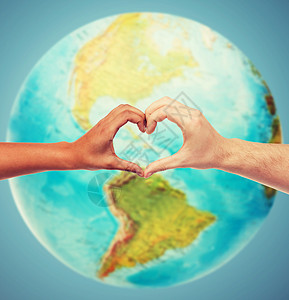 人,平,爱,生活环境近距离的人的手心形姿态地球蓝色背景背景图片