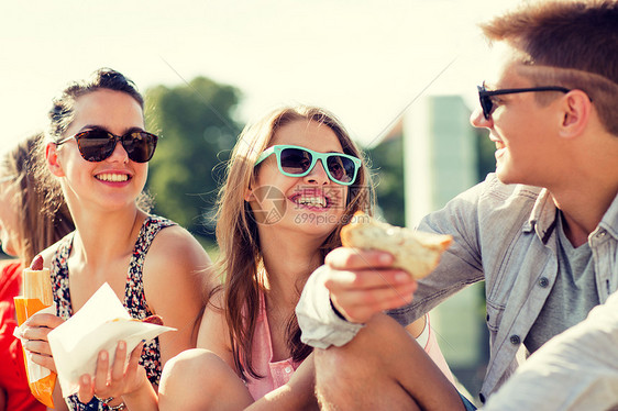 友谊,休闲,夏天人的群微笑的朋友戴着太阳镜坐城市广场上吃东西图片