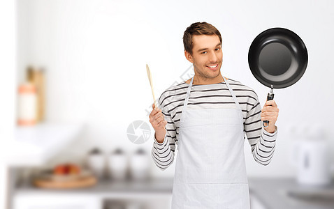 人,烹饪烹饪快乐的人烹饪围裙与煎锅木勺家庭厨房背景图片