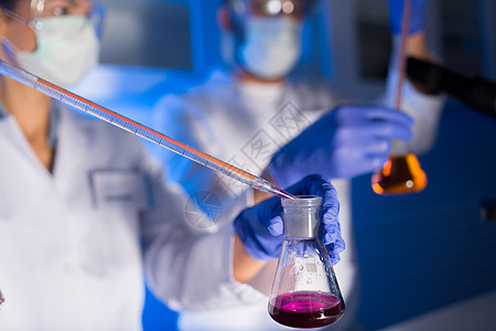 科学化学生物学医学人的用吸管瓶子临床实验室进行测试研究的轻科学家的特写图片