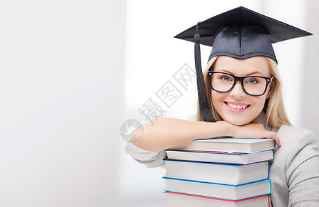 教育理念带着叠书的毕业帽里快乐学生的照片戴毕业帽的学生图片