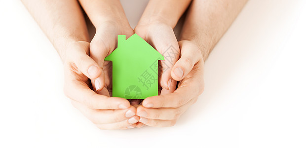 房地产家庭住宅男女手握绿色空白纸屋的特写图片男人女人手绿色纸屋图片