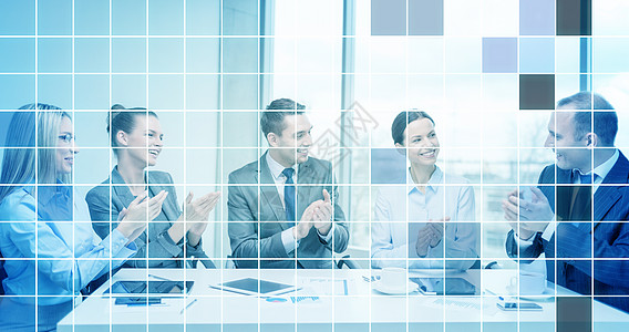 商业,技术,成功人的快乐的商业队与笔记本电脑,文件咖啡拍手蓝色方格背景图片