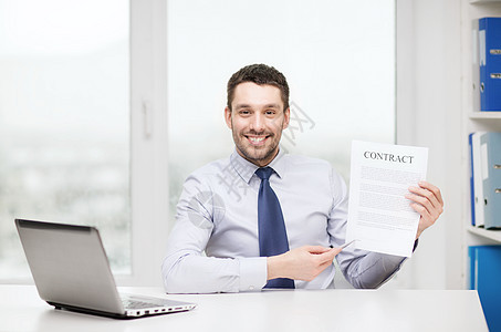 商业,办公室技术微笑的商人与笔记本电脑合同办公室图片